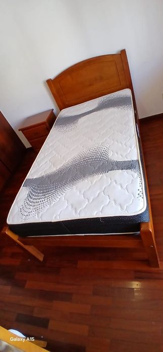 Cama de solteiro mesinha