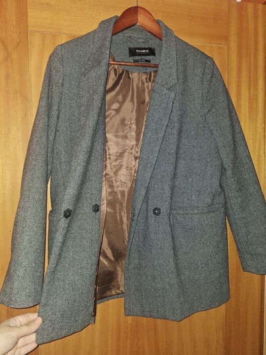 Sobretudo / Casaco Cinzento Pull & Bear

Tamanho M

Aperta estilo blaz