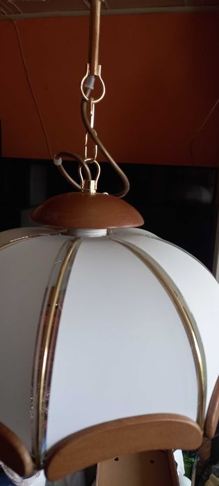 Lampa wisząca drewnem zdobiona