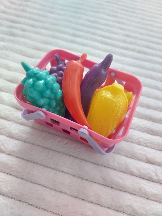 Cesto de compras com frutas e legumes