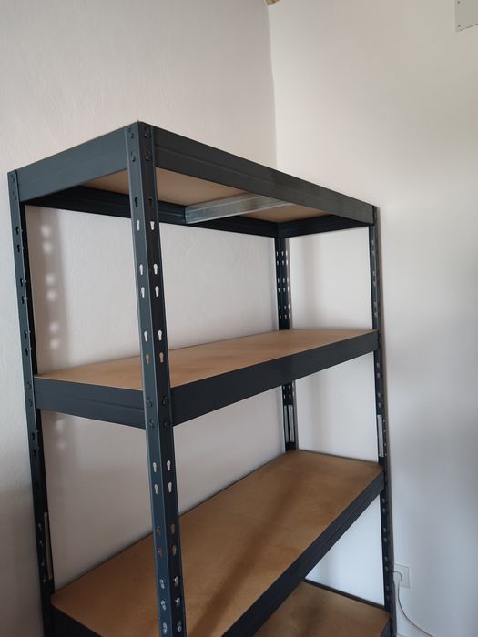 Estante metálica cinzenta