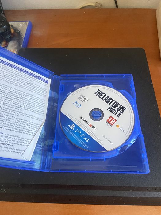 PlayStation 4 com 2 comandos e jogos