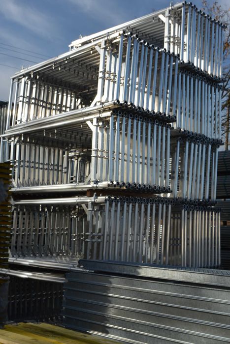 Szczytowe rusztowanie stalowe, podest 2,5m system Plettac na piny 53m2