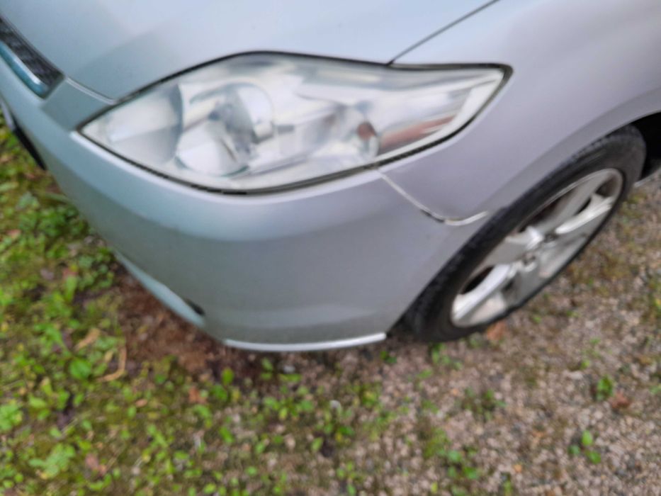 Samochód Mazda 5 jako uszkodzony