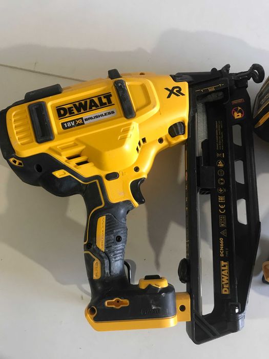 Акумуляторний пістолет цвяхозабивний DeWALT DCN660N  з Англії