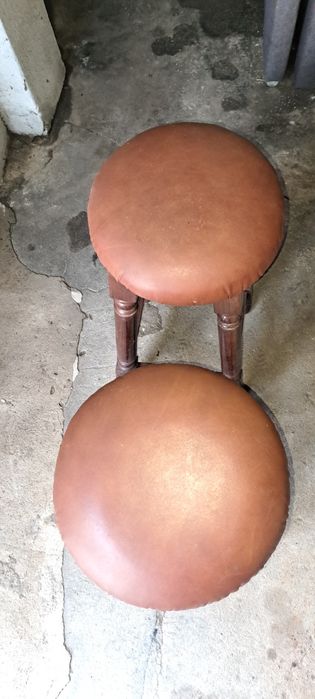 Bancos altos castanhos