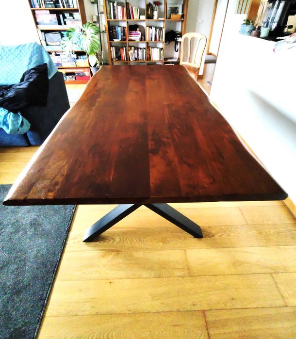 Mesa de jantar de madeira e metal robusta e em ótimo estado