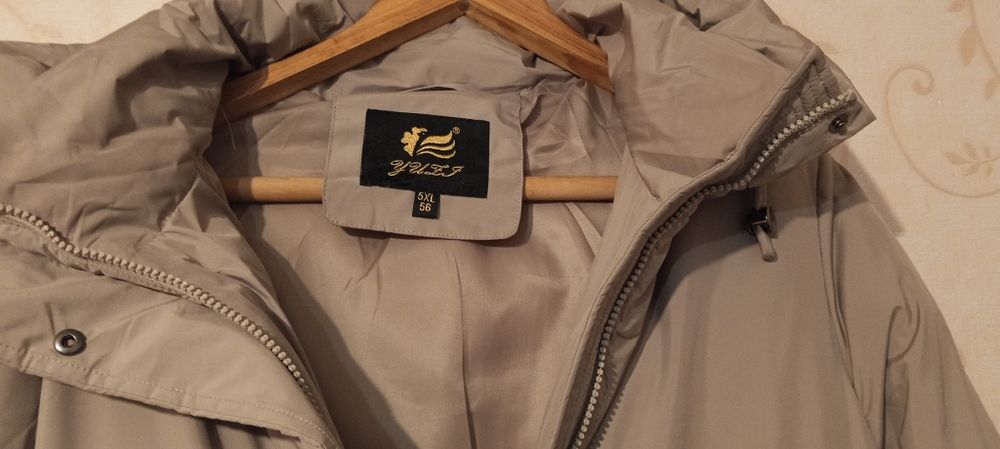 Зимова жіноча куртка.