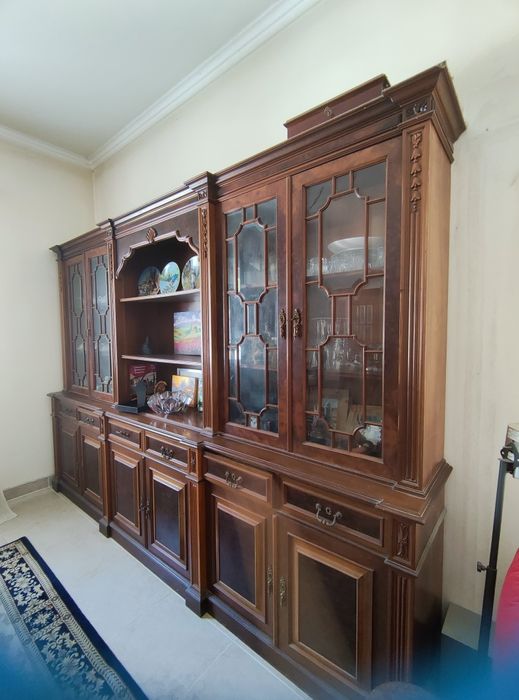 Cristaleira e aparador em Nogueira. (Doação).