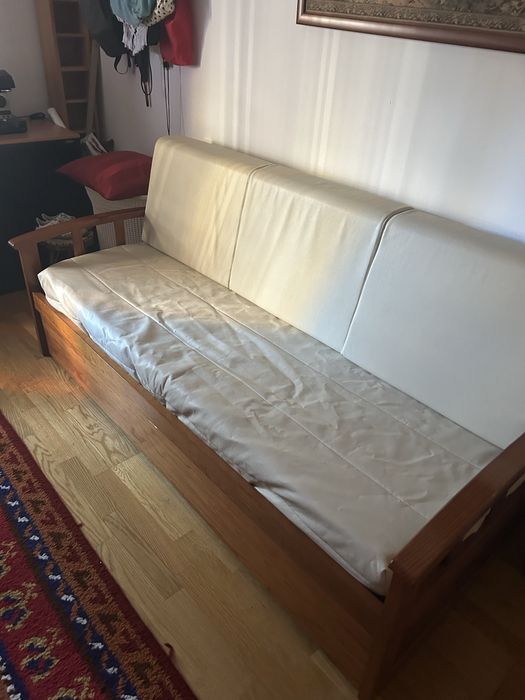 Sofa cama, braços de madeira e forro de pele 1,85x85cm