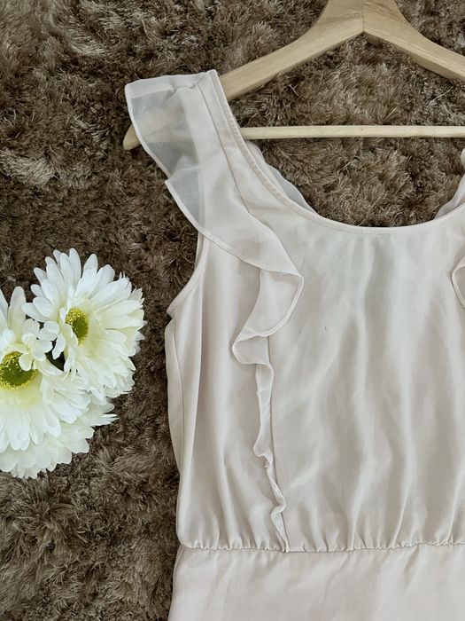 Vestido curto justo com folhos