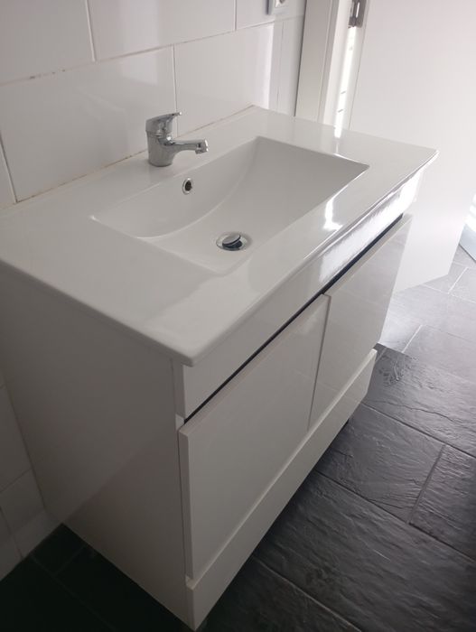 Vendo este móvel muito bonito bom estado de casa de banho
