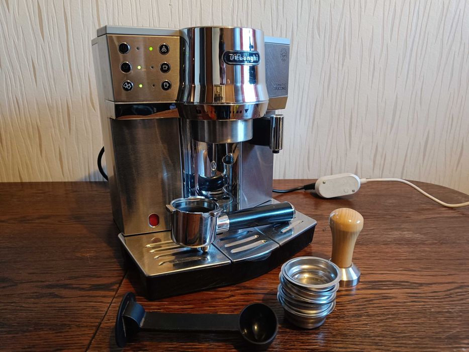 Kolbowy ekspres De'Longhi EC 850.M z zestawem do obsługi
