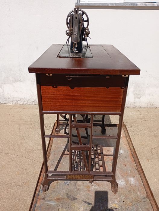 Máquina costura marca Mundlos muito antiga