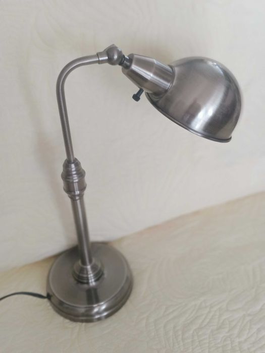 metalowa lampka stołowa