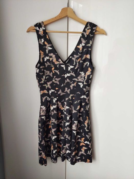 Czarna sukienka w motylki