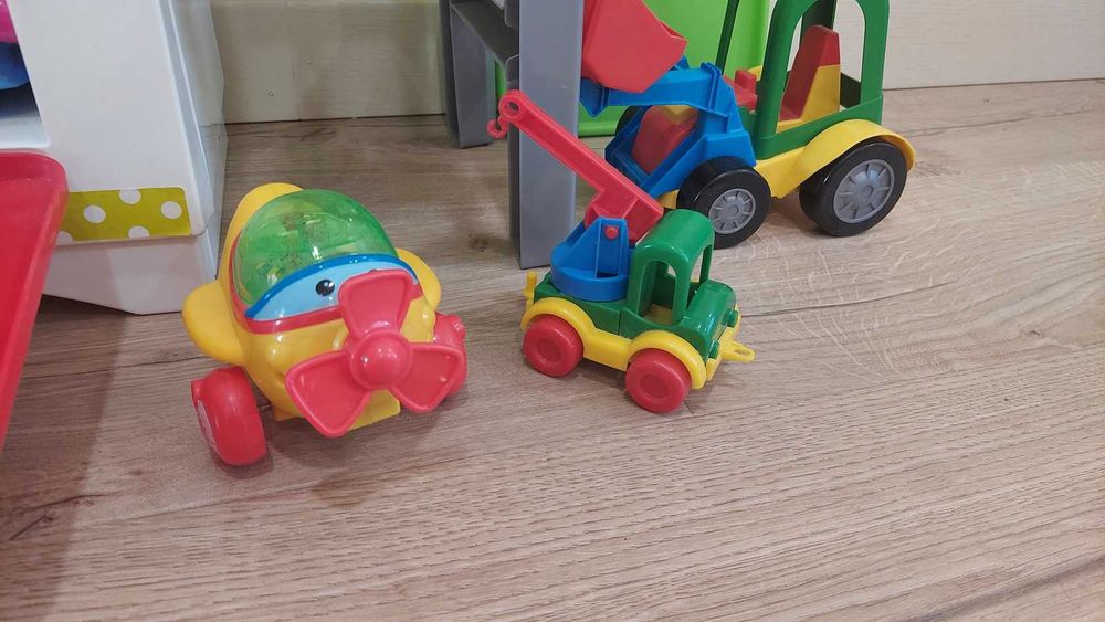 Дитячі іграшки (кухня, машинки та інше)