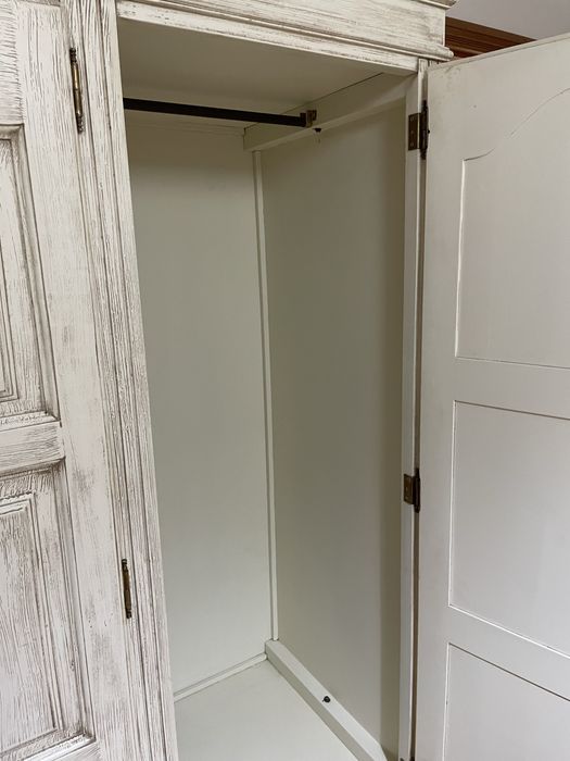 Mobília de quarto (cama, duas mesas de cabeceira, cómoda, espelho, armário e cadeira)
