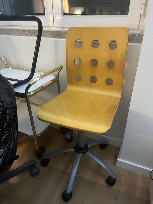 Cadeira secretária com rodas