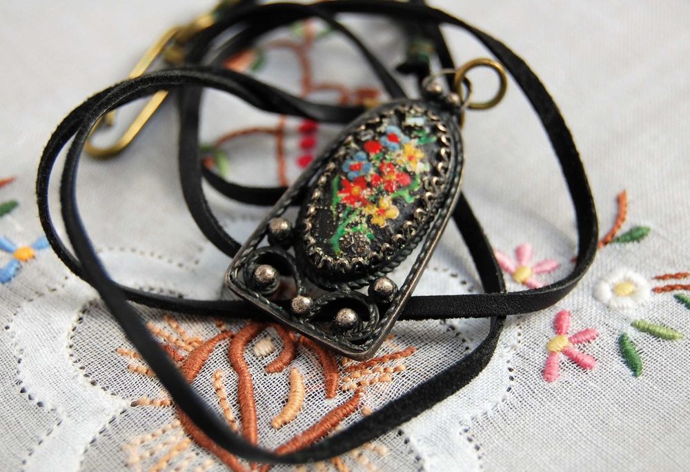 Stary wisior filigran, mosiądz, malowany, kwiaty, vintage