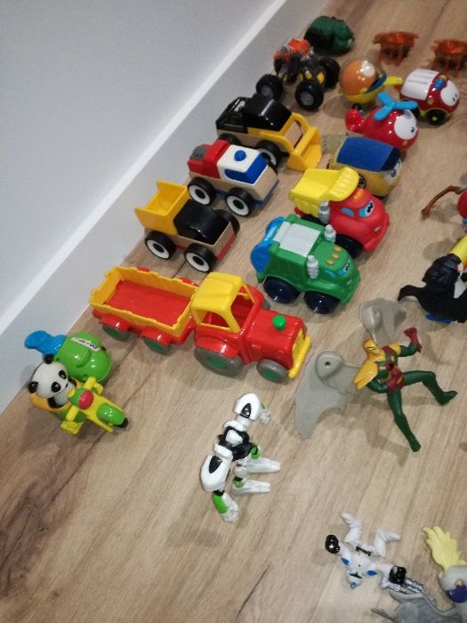 conjunto de figuras animadas bonecos e carros