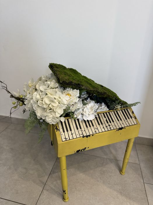 Декор для дому піаніно з штучними квітами