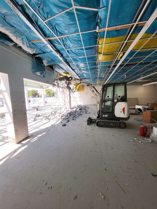 Kucie młotem  minikoparka z młotem kucie betonu młotem wyburzeniowy