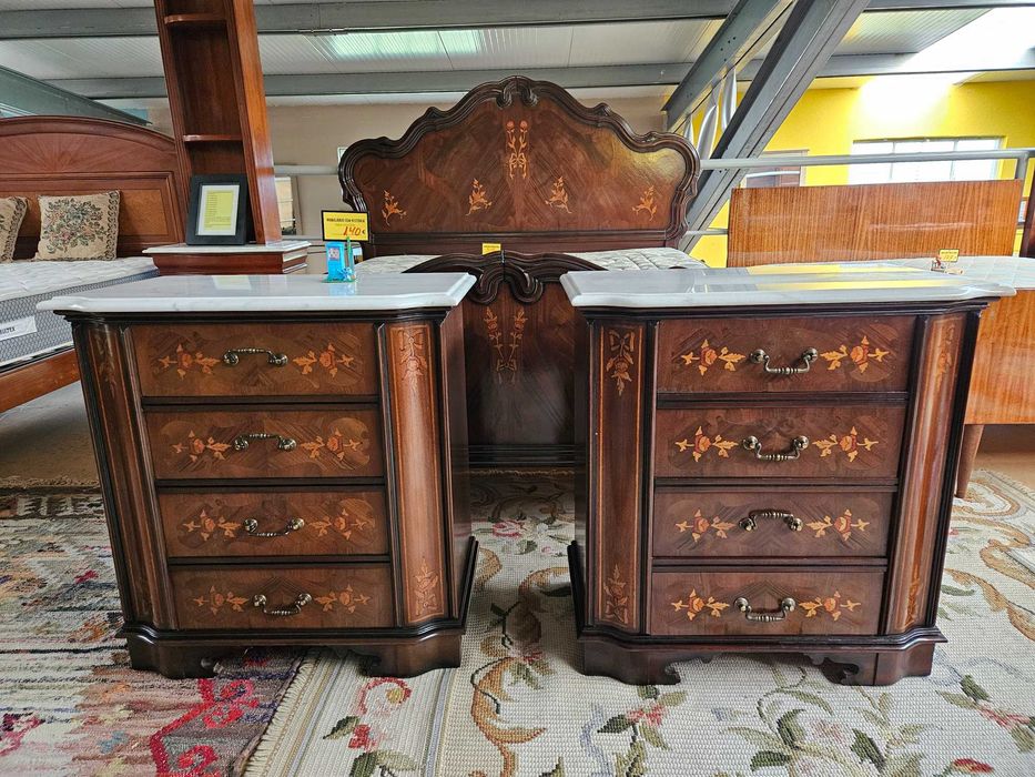 Grandes mesas de cabeceira em madeira e tampo em pedra - ópti