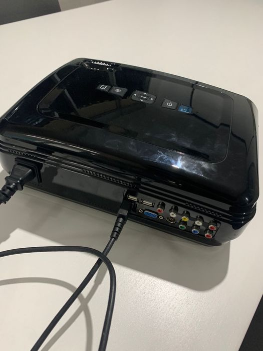 tela e projetor preto e apoio do projetor