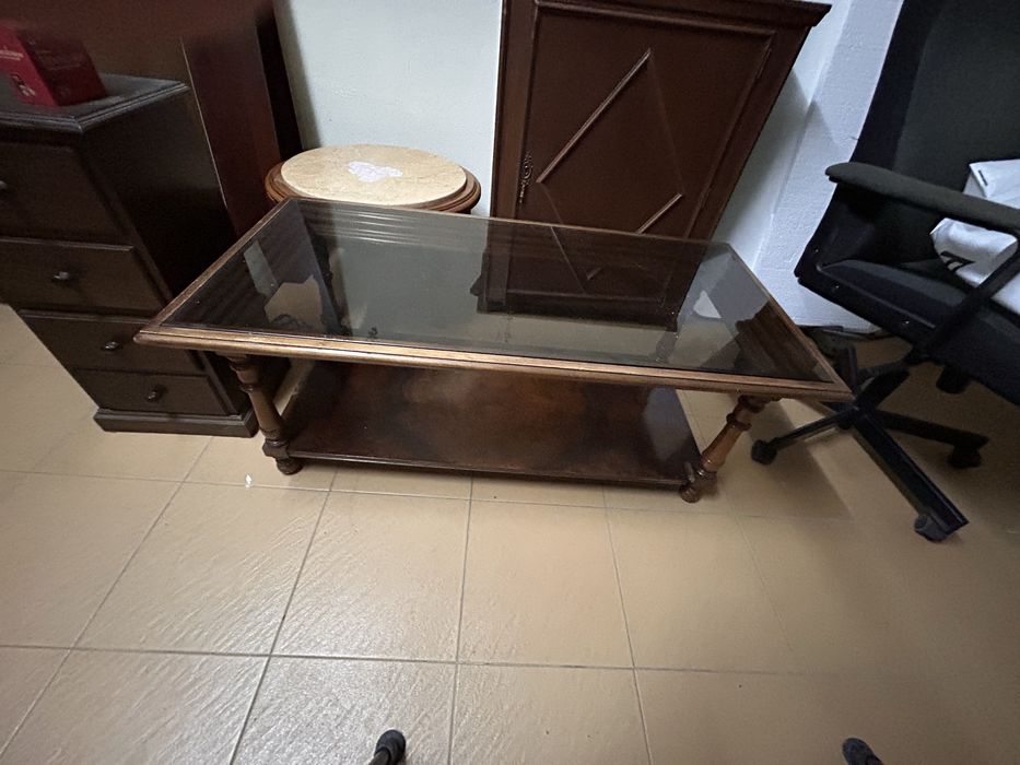 Mesa de sala com tampo de vidro