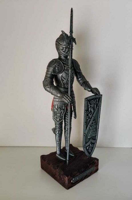 Soldado medieval estatueta metal base madeira