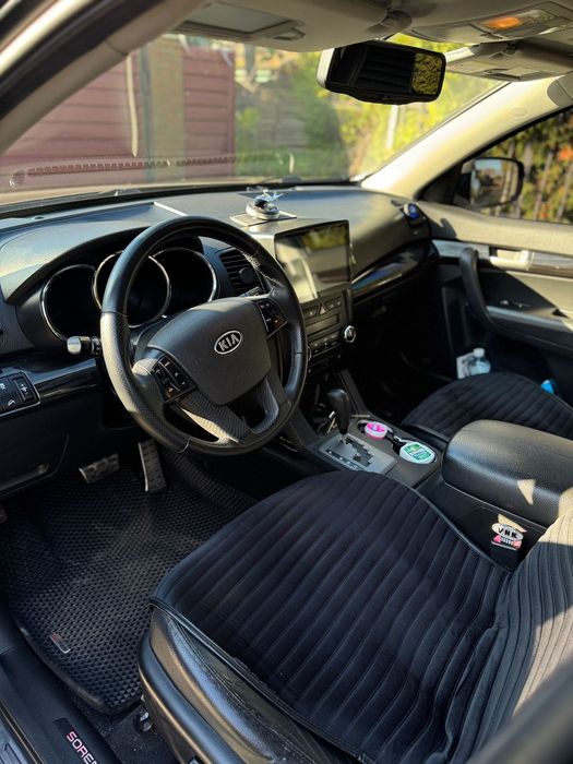 Продам сімейний 7-ми місний автомобіль Кіа Sorento  2010-го року,