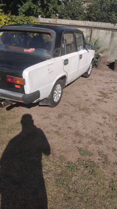 Автомобіль ваз 21011