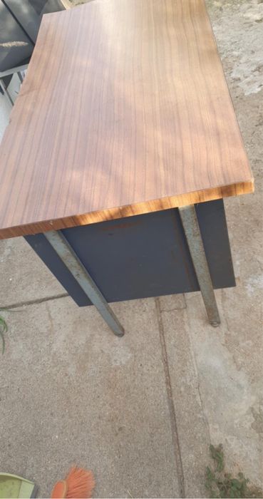 Mesa com tampo de madeira e pernas em ferro