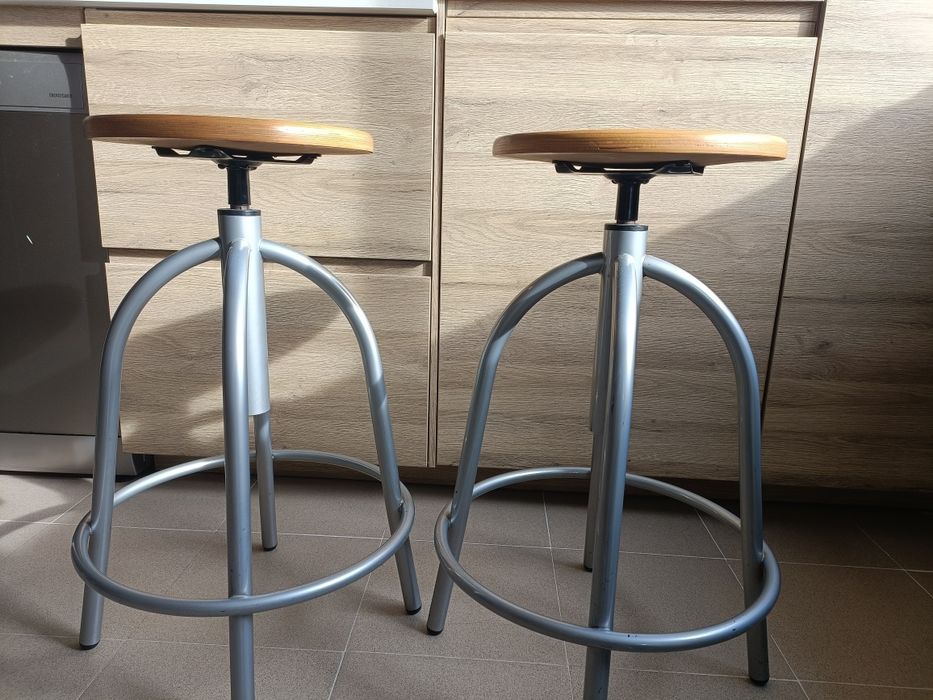 Bancos de balcão reguláveis da  Area