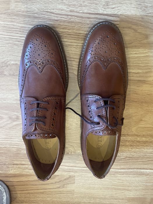 Sapatos castanhos festivos - novos