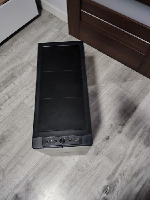 Komputer Fractal design FX 8350 monitor 24 16gbram 500gb ssd rx580 8gb