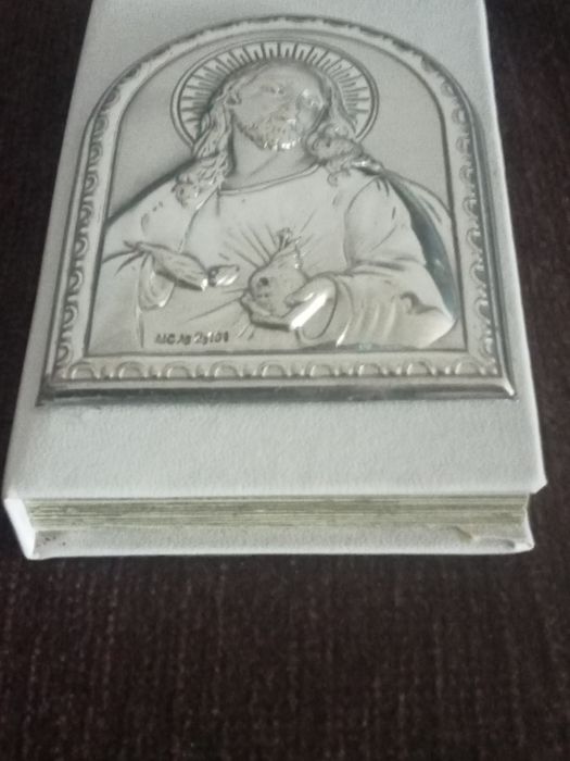 Bela caixa,tipo livro,com motivo ( Cristo) em prata