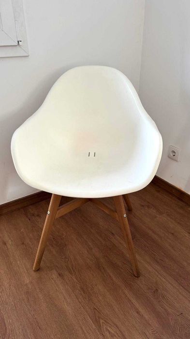 Cadeiras Branco e Madeira