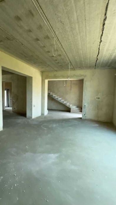 Будинок з сауною, басейном та великою ділянкою!