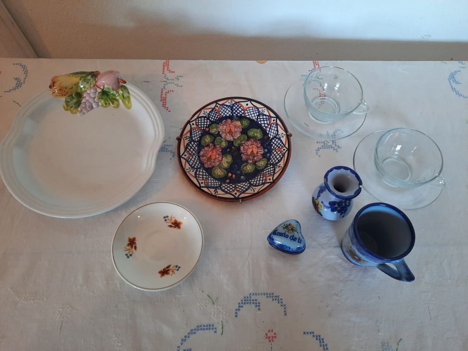 Várias peças de loiça antiga de Alcobaça.