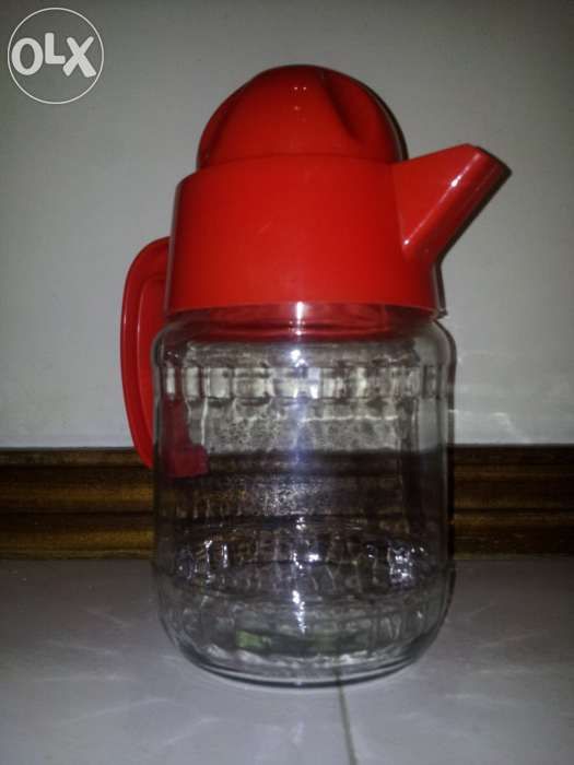 Jarro em vidro com tampa vermelha nunca utilizado