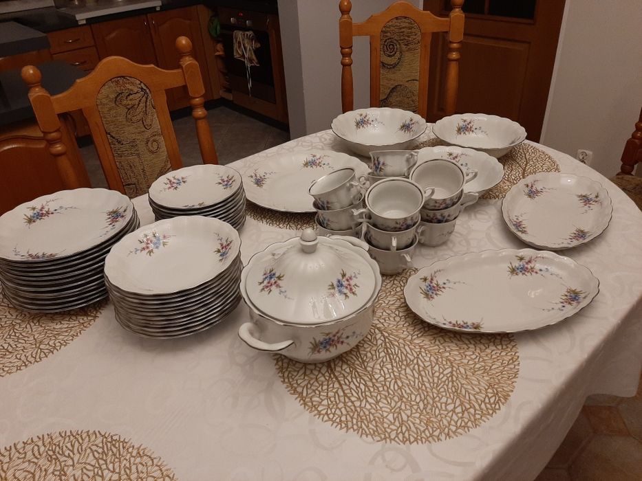 Serwis obiadowy 12 osób porcelana Wałbrzych 55 elementów