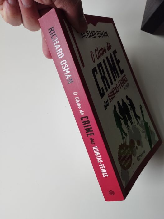 Livro O clube do crime das quintas-feiras ofereço portes