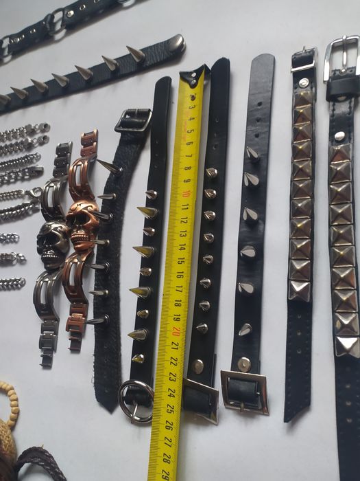 Браслети з шипами різної сталі