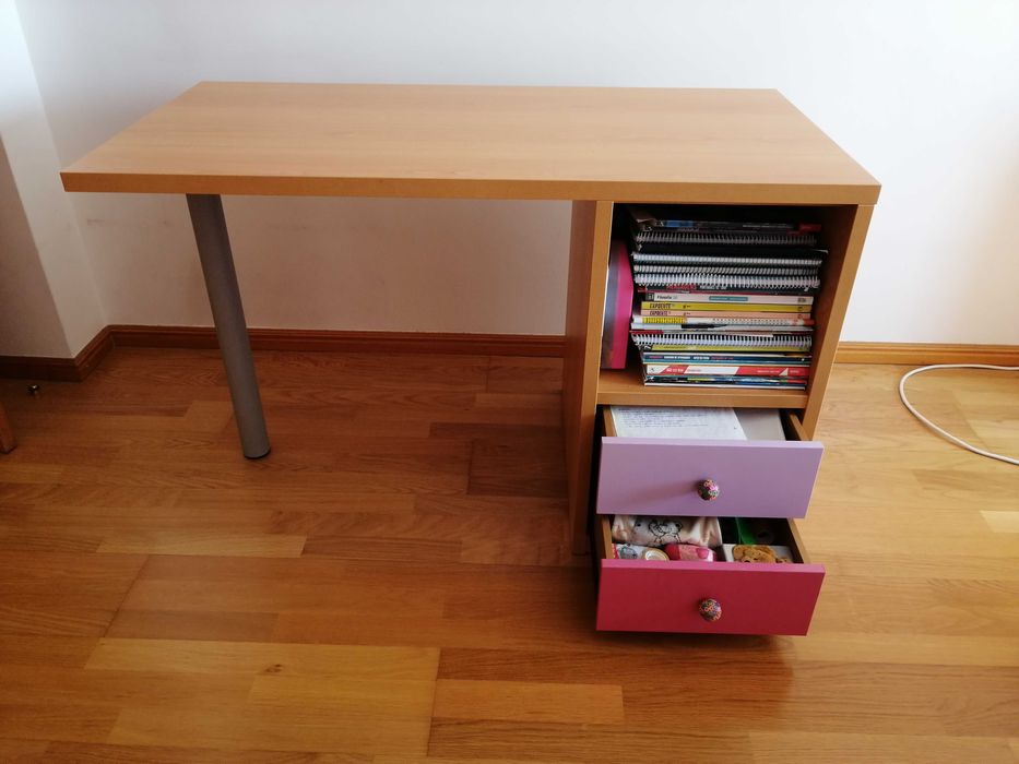 Secretária Lourini para menina