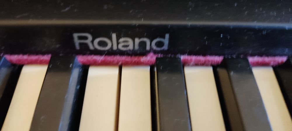 Piano Digital Roland HP 1700 para peças ou reparação