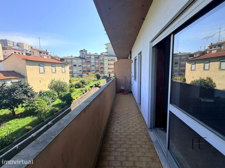 Apartamento T3 com duas varandas, elevador e garagem em Fânzeres