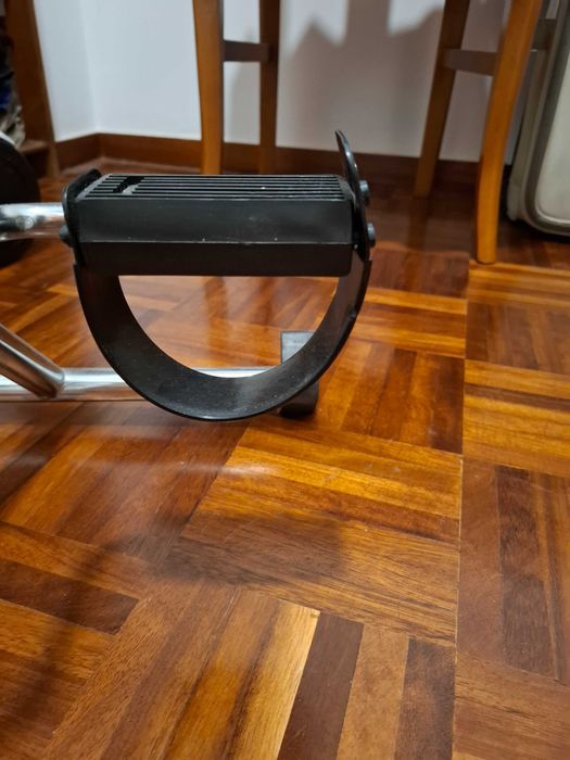 Pedaleira ergométrica portátil e ajustável
