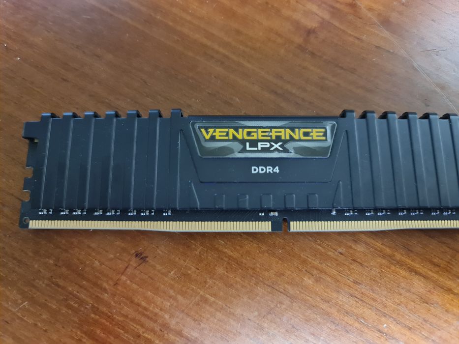 8Gb DDR4 2400mhz Corsair